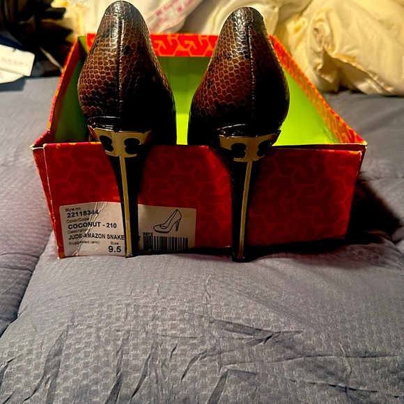Tory Burch Brown Snakeskin platform pump.. Gently used wore once size 9.5 - Picture 2 of 6